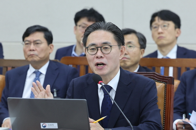 강민수 국세청장 후보자가 16일 오전 서울 여의도 국회에서 열린 기획재정위원회 전체회의 인사청문회에서 의원들의 질의에 답변하고 있다. (사진=뉴시스 제공)
