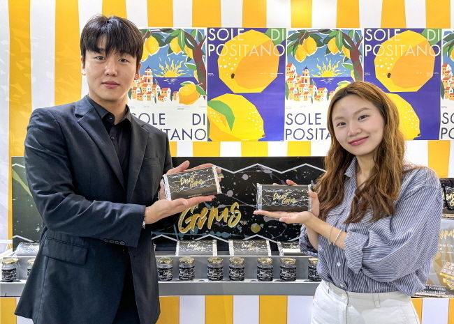 19일 오전, 현대백화점 신촌점에서 진행 중인 '서머 푸드 마켓' 행사에서 직원들이 디저트 브랜드 '데저트 젬스'의 대표 상품인 두바이식 초콜릿 상품을 소개하고 있다.(사진=현대백화점 제공)