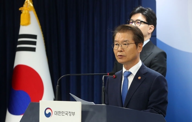 이정식 고용노동부 장관이 지난해 9월 25일 오전 서울 종로구 정부서울청사에서 한동훈 법무부 장관과 함께 관계부처 합동 임금체불 근절 담화문을 발표하고 있다.(사진=뉴시스 제공)