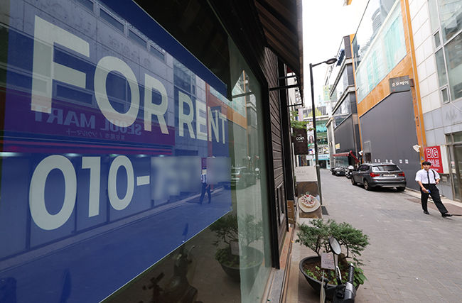 지난 15일 서울 시내의 한 가게 앞에 임대 안내문이 붙어 있다. 국세청 국세통계에 따르면 지난해 사업을 접고 폐업 신고를 한 사업자(개인·법인)는 98만6487명으로 집계됐다. 지난 2022년(86만7292명)보다 11만9195명 증가한 것으로 지난 2006년 관련 통계 집계 이후 가장 많다고 밝혔다.