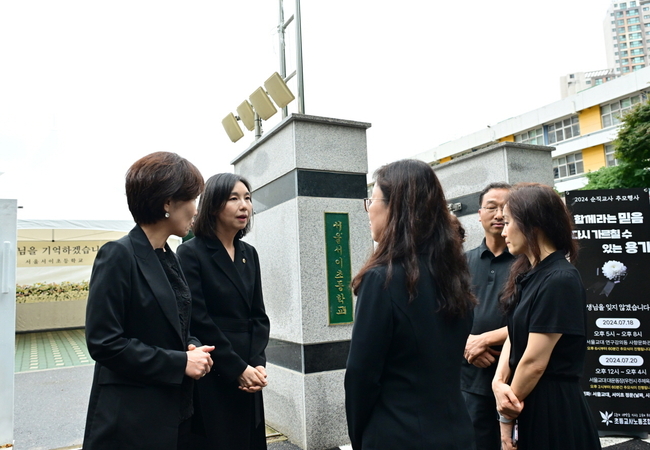서이초에서 현장 관계자 의견 청취하는 최호정 의장 (서울시의회 제공)
