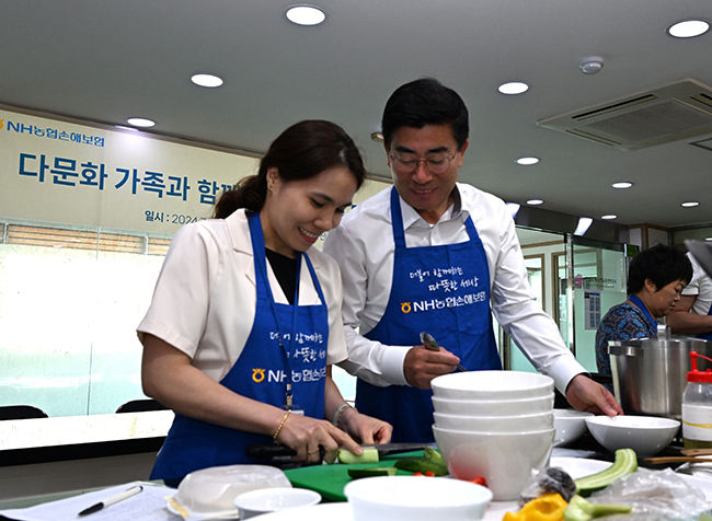 농협손해보험 장경민 부사장(사진 오른쪽)이 다문화 가족 이주여성들과 함께 여름 보양식 만들기 체험을 하고 있다. (사진=NH농협손해보험 제공)