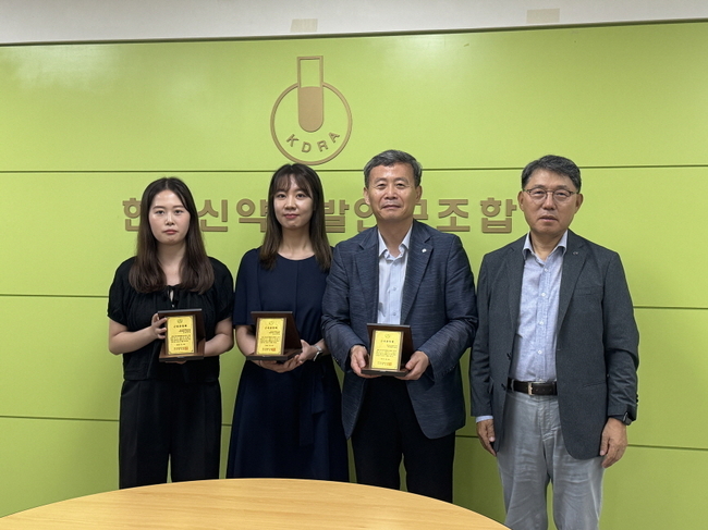 한국신약개발연구조합은 지난 22일 조합 대회의실에서 근속직원 3명에 대하여 근속 표창을 수여하고, 그동안의 노고를 격려했다.(사진=한국신약개발연구조합 제공)