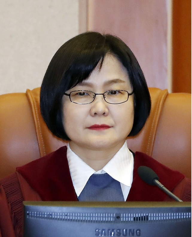 이은애 헌법재판관이 지난 2020년 1월 16일 서울 종로구 헌법재판소 대심판정에서 열린 정부의 가상통화 관련 긴급 대책 등에 대한 위헌 확인 변론 시작을 기다리고 있다.(사진=뉴시스 제공)