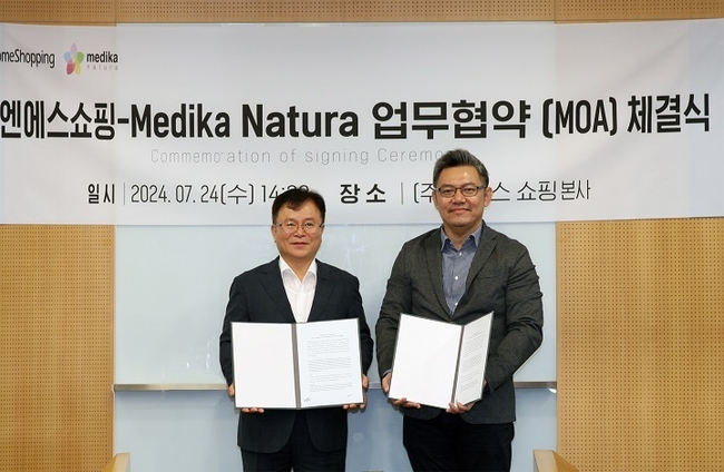 사진 왼쪽부터 NS홈쇼핑 조항목 대표이사, ‘메디카 내츄라’ 압둘 라작 모흐 아이사 (Abdul Razak Mohd Isa)CEO(사진=NS홈쇼핑 제공)