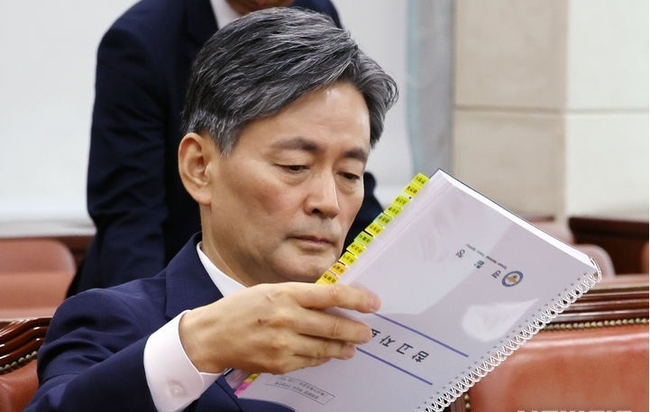 조지호 경찰청장 후보자가 29일 오전 서울 여의도 국회에서 열린 행정안전위원회의 인사청문회에서 가방에서 자료를 꺼내고 있다. (사진=뉴시스 제공)