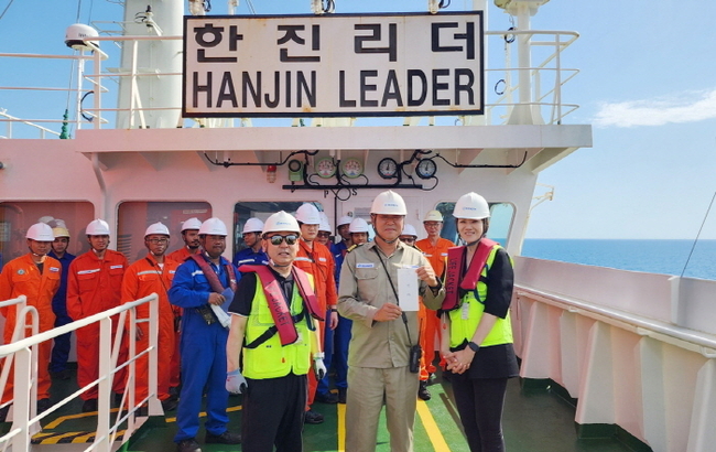 (주)한진 노삼석(형광색 안전조끼_왼쪽), 조현민(형광색 안전조끼_오른쪽)이 한진 리더호 선장(앞줄 가운데)과 함께 기념사진을 촬영한 모습. (사진=(주)한진 제공)