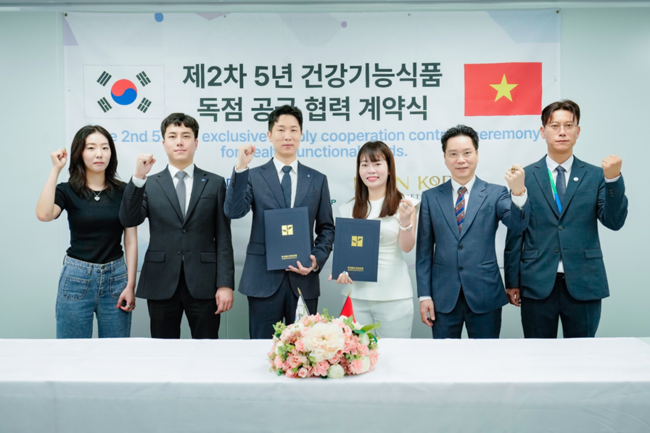건강기능식품 전문 제조기업 ㈜한미양행이 베트남 기업 '루이안트 코리아 코스메틱스 파마슈티컬 컴퍼니'와 5년간의 제2차 건강기능식품 독점 공급 계약을 체결했다.(사진= ㈜한미양행 제공)