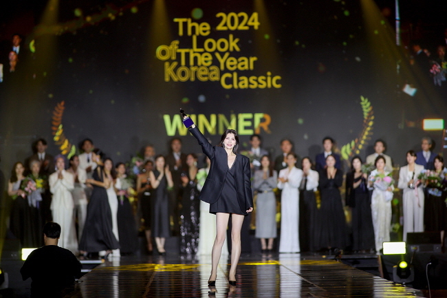 지난 3일 비스타 워커힐 서울에서 열린 '2024 더룩오브더이어 코리아(The Look Of The Year Korea)' 대회에서 시니어모델 정명주씨가 클래식 부문에서 영예의 대상을 수상했다.(사진=동덕여대 제공)