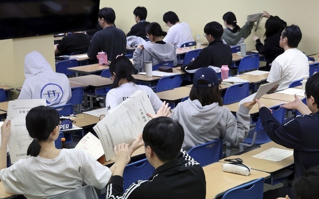  2025학년도 대학수학능력시험 6월 모의평가가 열린 6월4일 오전 서울 양천구 목동 종로학원에서 수험생들이 2교시 수학 시험을 준비하고 있다(사진=뉴시스 제공)