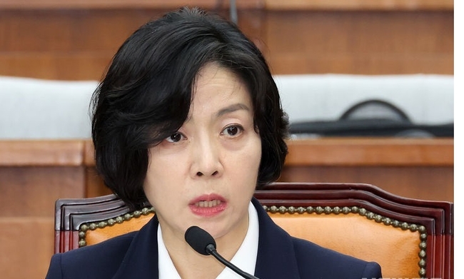 이숙연 대법관 후보자가 지난달 25일 오전 서울 여의도 국회에서 열린 대법관 임명동의안 심사를 위한 인사청문회에서 의원 질의에 답변하고 있다. (사진=뉴시스 제공)