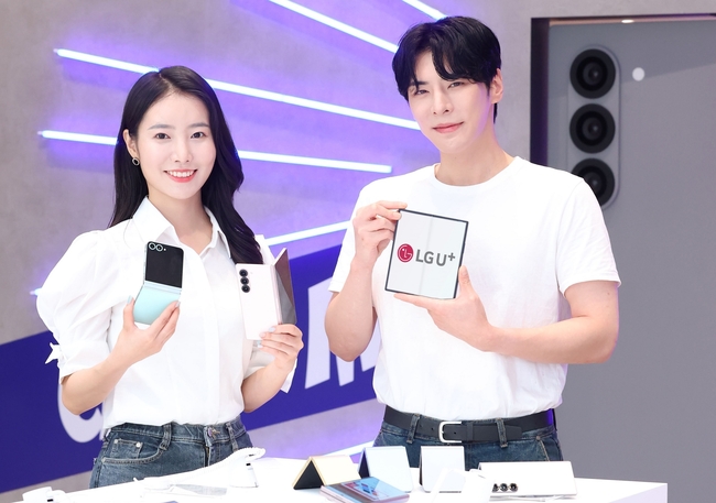 LG유플러스가 삼성전자의 최신 스마트폰인 갤럭시 Z 플립6·갤럭시 Z 폴드6 출시 기념으로 구매 고객에게 다양한 혜택을 제공하는 ‘U일무이한 갤럭시 AI 페스타’를 진행한다. 사진은 LG유플러스 모델이 갤럭시 Z 플립6·갤럭시 Z 폴드6를 소개하는 모습.(사진=LG유플러스 제공)