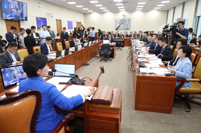 최민희 국회 과방위원장이 16일 오후 서울 여의도 국회에서 열린 과학기술정보방송통신위원회 전체회의에서 의사봉을 두드리고 있다. (사진=뉴시스 제공)