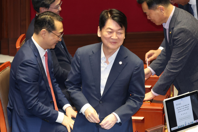 안철수 국민의힘 의원이 7월 25일 오후 서울 여의도 국회에서 열린 제416회 국회(임시회) 제1차 본회의에서 순직 해병 수사 방해 및 사건 은폐 등의 진상규명을 위한 특별검사의 임명 등에 관한 법률안 재의의 건 투표를 마치고 미소짓고 있다. (사진=뉴시스 제공)