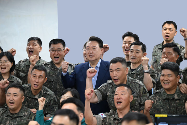 여름 휴가중인 윤석열 대통령이 9일 충남 계룡대 전투통제실을 방문, 박안수(윤 대통령 왼쪽) 육군참모총장, 이영수(윤 대통령과 같은 열 맨 오른쪽) 공군참모총장, 양용모(윤 대통령 오른쪽) 해군참모총장 및 군 장병들과 간담회를 마친 뒤 “대한민국을 우리가 지킨다"라는 구호를 외치며 기념촬영 하고 있다. (사진=대통령실 제공)