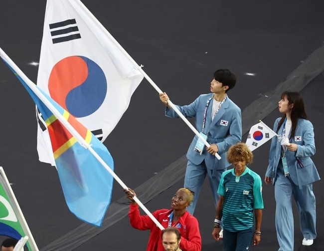태권도 박태준, 복싱 임애지가 11일(현지시각) 프랑스 생드니 스타드 드 프랑스에서 열린 2024 파리 올림픽 폐회식에서 태극기를 들고 입장하고 있다.(사진=뉴시습 제공)