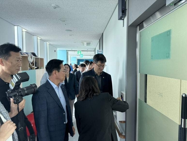 이기일 보건복지부 제1차관이 지난 12일 천안 동남구 삼룡동 소재 최중증 발달장애인 통합돌봄서비스 제공기관인 누리별장애인종합복지관을 방문해 관계자들과 만나 애로사항을 듣고 있다. (사진=천안시 제공)