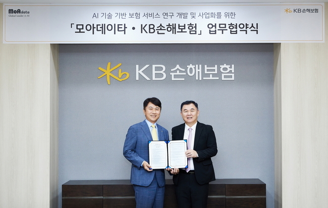 KB손해보험(대표이사 사장 구본욱)은 지난 19일 오후, 서울 강남구 역삼동에 위치한 KB손해보험 본사에서 모아데이타와 기술 기반 보험서비스 연구 개발 및 사업화를 위한 업무협약을 체결했다. 업무협약에 참석한 KB손해보험 구본욱 사장(왼쪽)과 모아데이타 한상진 사장(오른쪽)이 기념사진을 찍고 있다. (사진=KB손해보험 제공)