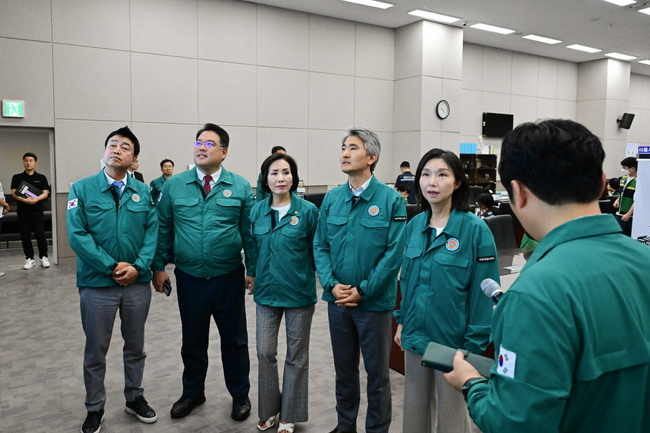 을지연습 전시종합상황실 방문한 최호정 의장 (사진 제공 = 서울시의회)