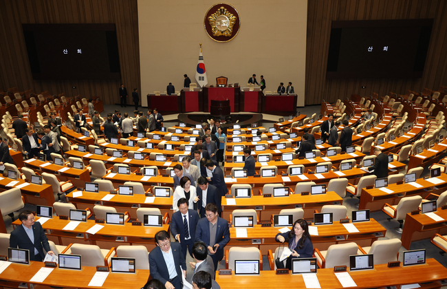 더불어민주당 등 야당 의원들이 5일 서울 여의도 국회에서 열린 제417회국회(임시회) 제1차 본회의에서 산회 후 회의장을 나서고 있다.(사진=뉴시스 제공)
