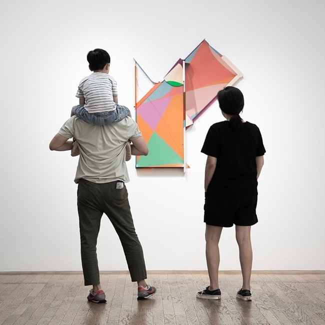 아티스트 그룹 '잇은'이 포즈를 취했다. 아들 이든을 목마태운 홍정욱 작가(왼쪽)와 김효정 작가. 