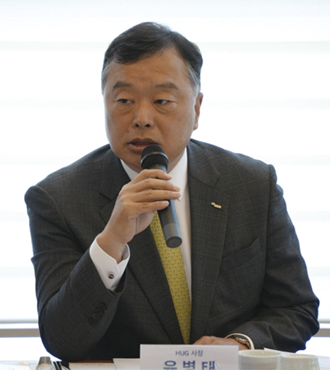 유병태 주택도시보증공사(HUG) 사장이 지난달 25일 오전 세종시 소재 한 식당에서 취임 1주년 기념 출입기자 간담회를 열고 질의에 답변하고 있다. (사진=HUG 제공)