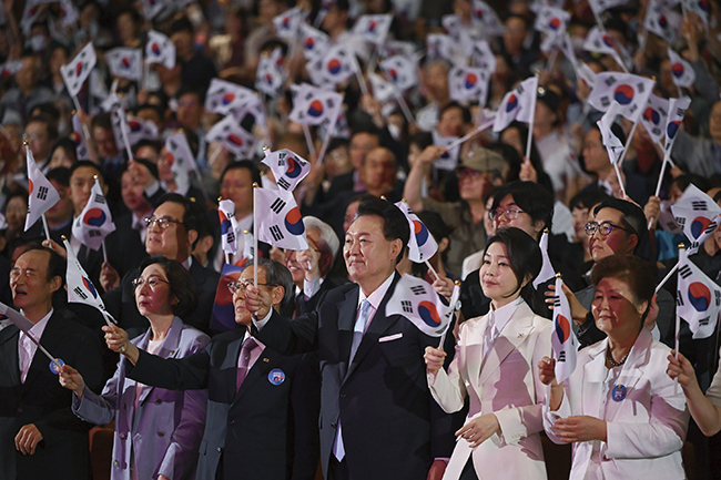 윤석열 대통령과 부인 김건희 여사가 지난 15일 서울 종로구 세종문화회관에서 열린 제79주년 광복절 경축식에서 광복절의 노래에 맞춰 태극기를 흔들고 있다. (사진=대통령실 제공)
