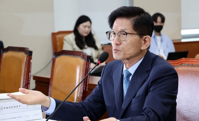 김문수 고용노동부 장관 후보자가 26일 오전 서울 여의도 국회에서 열린 환경노동위원회의 인사청문회에서 발언하고 있다. (사진=뉴시스 제공)