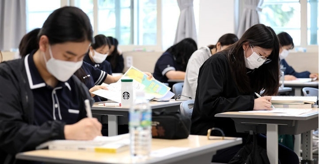 2025학년도 대학수학능력시험 6월 모의평가가 실시된 4일 오전 대구 수성구 대구남산고등학교에서 고3 수험생들이 시험 시작 전 공부를 하고 있다.(사진=뉴시스 제공)