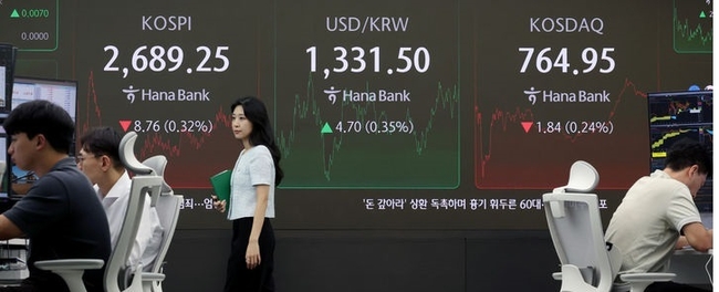  27일 서울 중구 하나은행 딜링룸에서 딜러들이 업무를 보고 있다. 코스피는 전 거래일(2698.01)보다 8.76포인트(0.32%) 하락한 2689.25에, 코스닥지수는 전 거래일(766.79)보다 1.84포인트(0.24%) 내린 764.95에 거래를 종료했다. (사진=뉴시스 제공)
