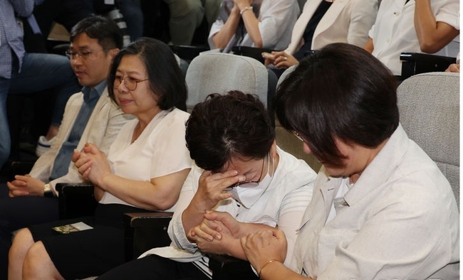 대한간호협회 회원들이 28일 서울 여의도 국회에서 열린 제417회 국회(임시회) 제2차 본회의에서 간호법안(대안)이 재석 290인, 찬성 283인, 반대 2인, 기권 5인으로 가결되자 기뻐하고 있다. (사진=뉴시스 제공)