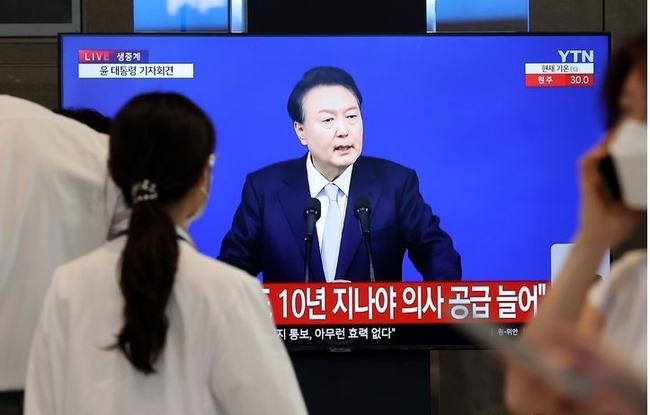29일 오전 서울시내 한 대학병원에서 의사가 윤석열 대통령 국정브리핑을 시청하고 있다. (사진=뉴시스 제공)