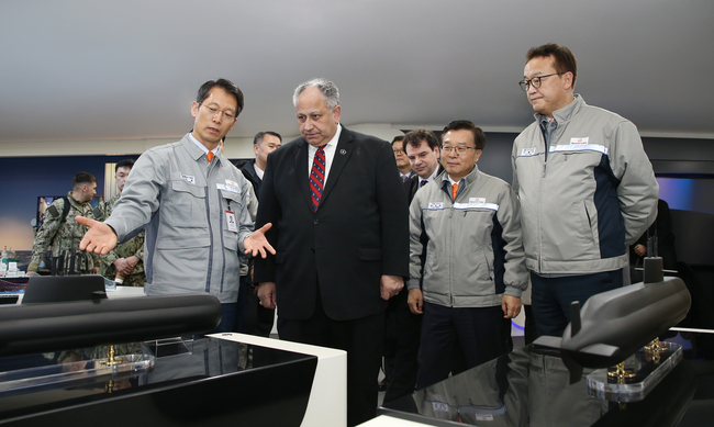 지난 2월 27일 미국 해군성 카를로스 델 토로(Carlos Del Toro) 장관이 한화오션을 방문, 한화오션 관계자들의 안내를 받아 함정 건조 현장과 MRO 역량을 확인했다.(사진=한화오션 제공)