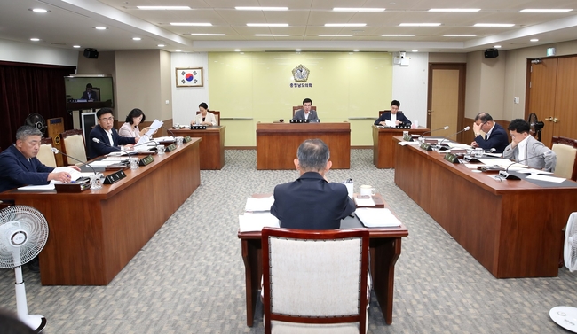  충남도의회 행정문화위원회(위원장 박기영)는 3일 제355회 임시회 제2차 회의에서 문화체육관광국 소관 동의안 10건을 심사하고있다. (사진=충남도의회 제공)