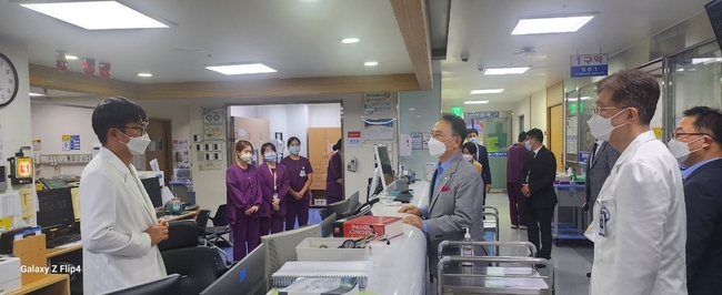 박상돈 천안시장이 지난 3일 단국대학교병원 권역응급의료센터를 방문해 의료진을 격려하고 있다. (사진=천안시 제공)