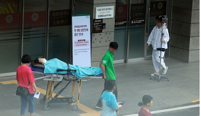 응급실 대란 우려가 곳곳에서 커지며 수도권 응급실도 축소 운영되고 있는 6일 오후 서울의 한 대학병원 권역응급의료센터 앞에서 환자가 구급차로 이송되고 있다. (사진=뉴시스 제공)