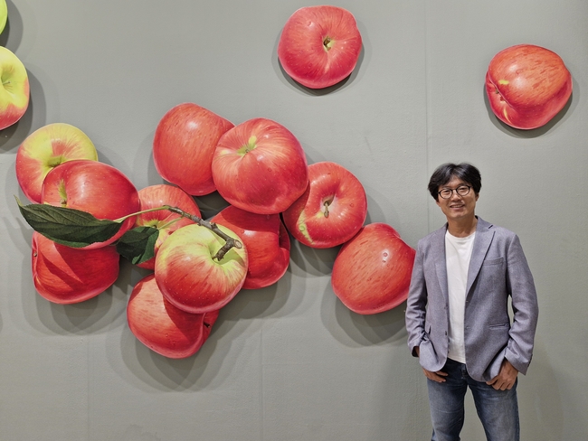 키아프 노화랑 전시장에서 작품 앞에 선 작가 윤병락. <사진=작가 제공> 