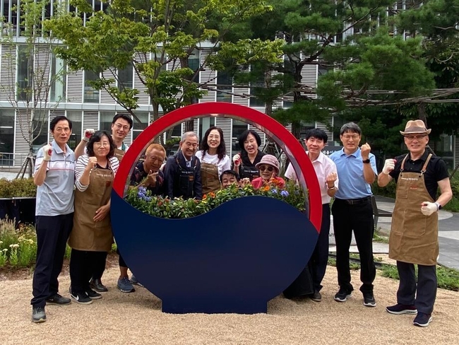세종특별자치시 종촌동(동장 표순필)과 종촌동주민자치회(회장 한창수)가 6일 종촌동발전위원회와 함께 ‘한글빛태극정원’ 조성 행사를 개최했다. (사진=세종특별자치시 제공)