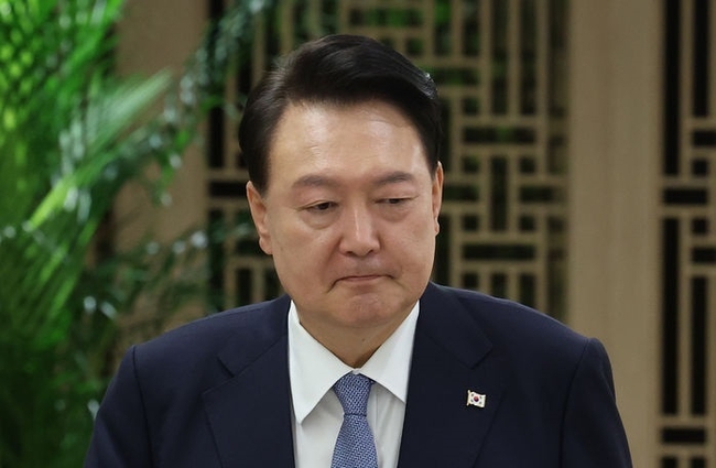 윤석열 대통령이 6일 서울 용산 대통령실 청사에서 기시다 후미오 일본 총리와 한일 확대정상회담을 위해 자리로 이동하고 있다. (사진=뉴시스 제공)