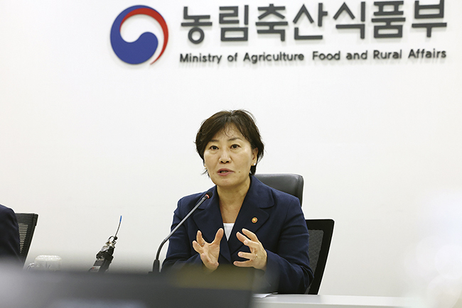 송미령 농림축산식품부 장관이 지난달 28일 정부세종청사에서 출입기자단 대상 정례 간담회를 열고 ‘추석 민생안정대책’ 등 농식품부 현안에 대해 답변하고 있다.(사진=농식품부 제공)