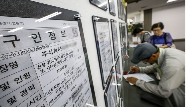 0일 서울 마포구 서부고용복지플러스센터를 찾은 구직자들이 상담을 위해 서류를 작성하고 있다.(사진=뉴시스 제공)