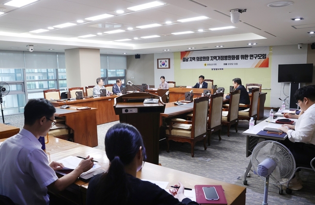충남도의회 ‘충남 지역 의료원의 지역거점병원화를 위한 연구모임’(대표 양경모 의원)이 11일 건설소방위원회 회의실에서 3차 회의를 개최하고, 지역공공의료의 역할에 대해 논의하고 지방의료원 정책적 지원방안을 위한 연구모임을 진행했다. (사진=충남도의회 제공)