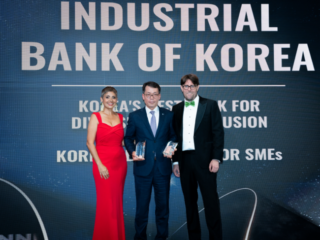 지난 9월 12일(현지시간) 싱가포르에서 개최된 유로머니 주관 ‘Euromoney Award for Excellence 2024’ 시상식에서 김성태 IBK기업은행 은행장(가운데), 아니타 카푸르 유로머니 시상식 진행자(왼쪽), 앨리엇 윌슨 유로머니 아시아 편집장(오른쪽)이 기념촬영을 하고 있는 모습.(사진=IBK기업은행 제공)