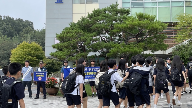 천안동남경찰서는 천안가온중학교 정문에서 등굣길 캠페인을 실시하였다. (사진=천안동남경찰서 제공)