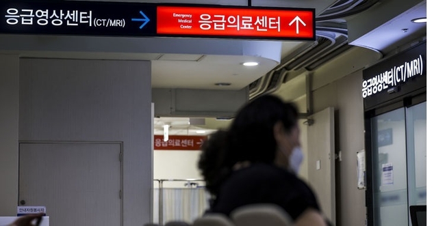 지난 11일 서울의 대학병원 응급의료센터 앞에서 보호자들이 대기하고 있다.(사진=뉴시스 제공)