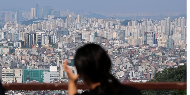  지난 8일 오전 서울 중구 남산공원에서 아파트 단지들이 보이고 있다. (사진=뉴시스 제공)