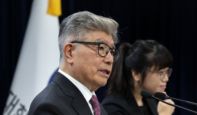 김중수 글로컬대학위원회 위원장이 28일 오전 서울 종로구 정부서울청사에서 2024 글로컬대학 본지정 결과를 발표하고 있다. (사진=뉴시스 제공)