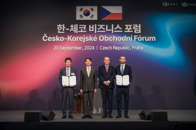 이근흥 비에이치아이 부회장, 안덕근 산업통상자원부 장관, 요제프 시켈라(Jozef Síkela) 체코 산업통상부 장관, 크리스토스 파파사보글루(Christos Papasavoglu) 두산스코다파워 지역영업본부장. (사진=비에이치아이 제공)