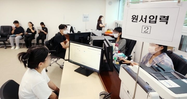 2025학년도 대학수학능력시험 응시원서 접수 시작일인 지난 8월 22일 서울 도봉구 북부교육지원청에서 학생들이 원서 접수를 하고 있다.(사진=뉴시스 제공)