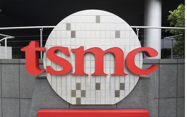 2021년 10월20일 대만 신주(新竹)의 TSMC 본사 건물에 있는 회사 로고. (사진=뉴시스 제공)